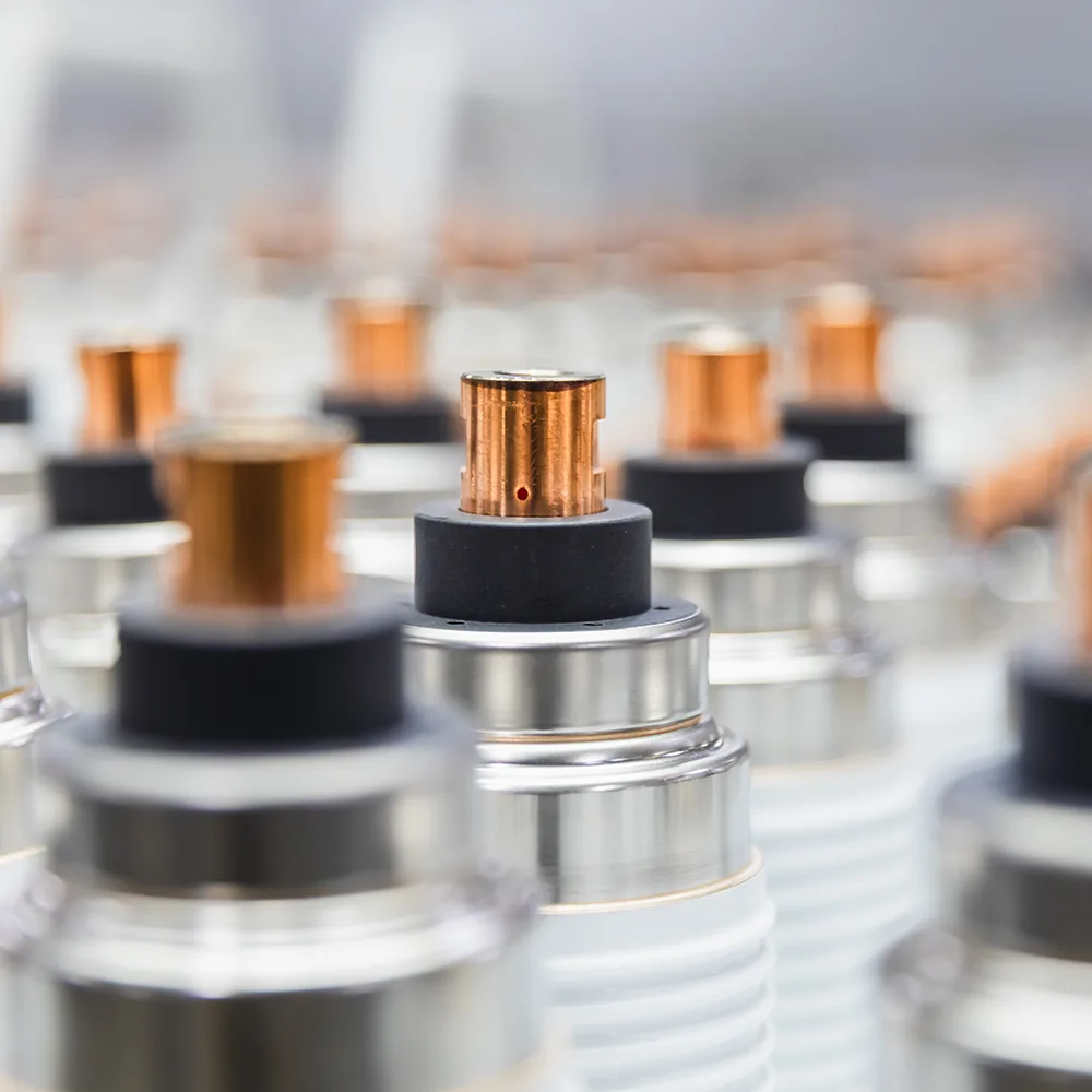 What is the principle of using a vacuum arc extinguishing chamber for outdoor vacuum circuit breakers?